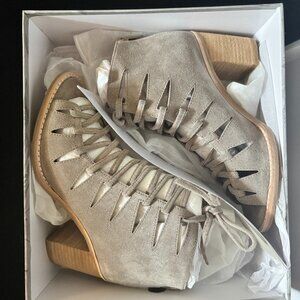 NWT Jeffrey Campbell Corwin Taupe Suede Lace-Up Booties Size 8